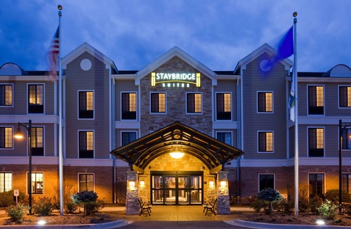 Oconomowoc Apartment | King Studio Suite w/Full Kitchen & Pool