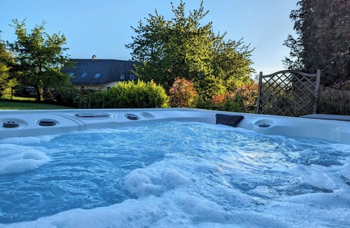 Marcey-les-Greves Villa | La Maison Bleue, heated swimming pool, sauna, spa, 25min from Mont St-Michel