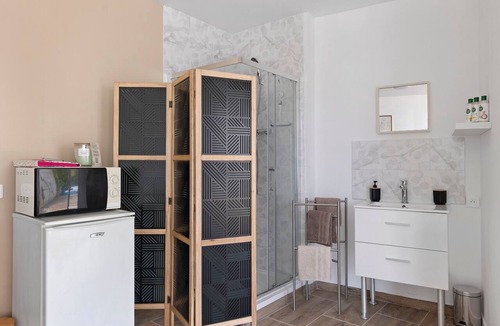 Chateau du Loir Bed & Breakfast | La Parenthèse du Loir – Guest Room with Private Bathroom and Kitchenette