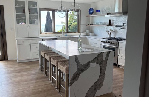 North Bay House | "Lady Blue" -Beach Home with Private Beach on Lake Michigan - HOT TUB AND SAUNA