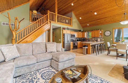 Custer House | Lake Home w/Hot Tub & Spectacular Outdoor Areas. 3 Bedroom, 3 Bath. Sleeps 8