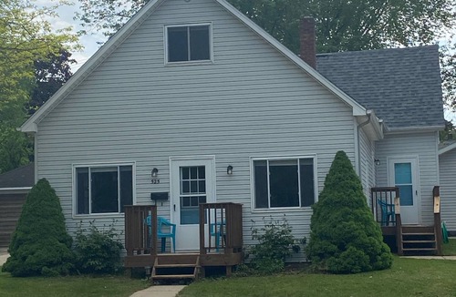 Harbor Beach House | Lake Huron Harbor Getaway-Walk to Downtown and the Beach