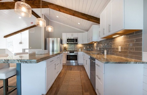 Williams Bay House | Lake Life Villa Near Geneva Lake with Beach Access Balcony Views Pier 290 Santa Cruise