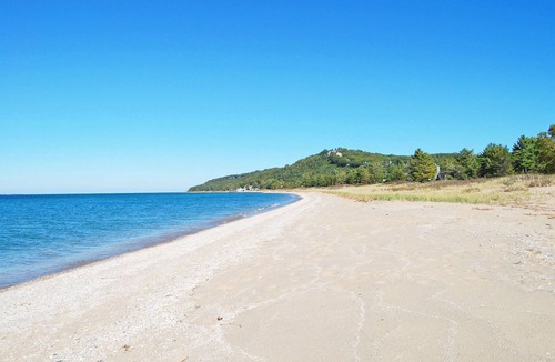 Glen Arbor Condo | Lake Michigan Beachfront Condo in Glen Arbor - 2B/2B, Lower Level Unit!