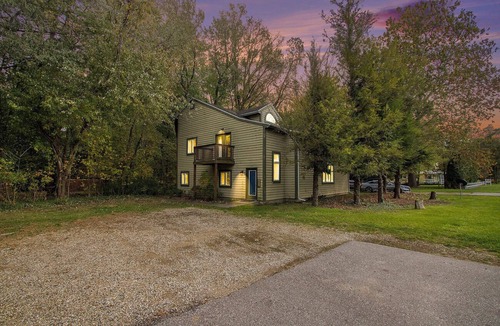 Harbert Apartment | Lake-View Hideaway | Beaches | Wineries