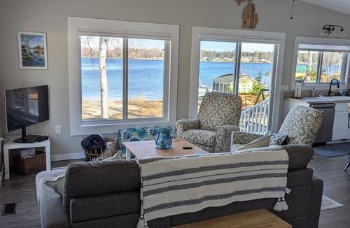 Hale Cottage | Lakefront 2-bed 2 bath, Boat,Beach,AC, wifi & newly renovated. Sun to Fri only