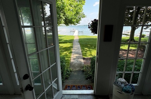 Syracuse Cottage | Lakefront 3-bedroom cottage on a quiet lane on Lake Wawasee's south shore