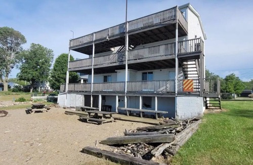 Geneva Apartment | Lakefront Apt 2nd floor near Wineries and Geneva on the Lake