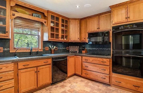 Six Lakes House | Lakefront Charming 3-bedroom house at Six Lakes with AC and Heat