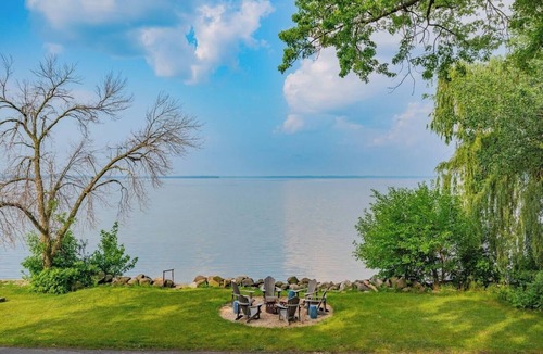 Lake Koshkonong House | Lakefront Fire Pit + Deck View Private Balcony