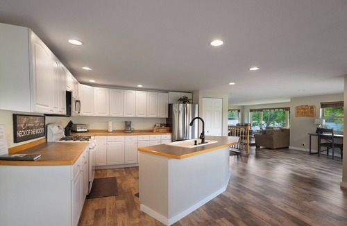 Steuben Cottage | Lakefront Getaway Near Munising & Trails- Sleeps 10