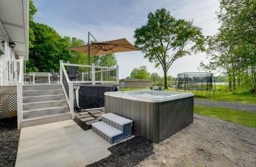 Hartford House | Lakefront Home in Hartford: Hot Tub, Kayaks & Dock