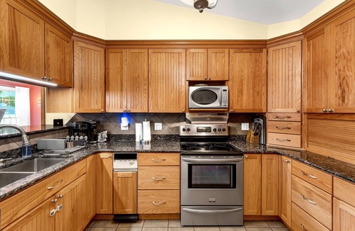 Palo Cabin | Lakefront Lodge w/Indoor Hot Tub - Sleeps 19