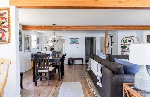 Lake Shangrila House | Lakefront Retreat Sleeps 12, Hot Tub, Boats, 1Gig Fibre, Pets, Wilmot Ski