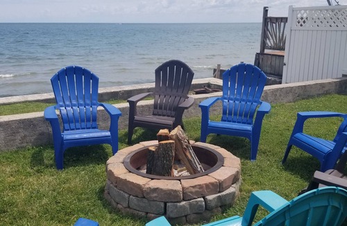 Stony Point House | Lakefront! Sandy Beach! Lake Erie Fishing! 4BR/kayaks/PRIVATE!