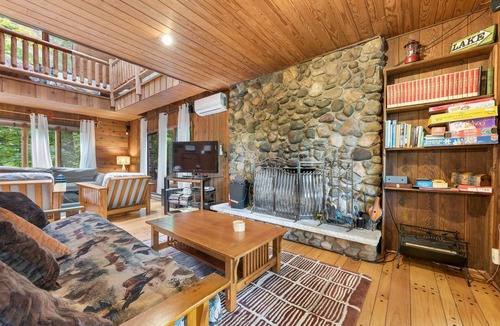 Union Pier House | Lakefront! Secluded, HotTub, Fire Pit, Private Dock&boats 90 Min from Chicago