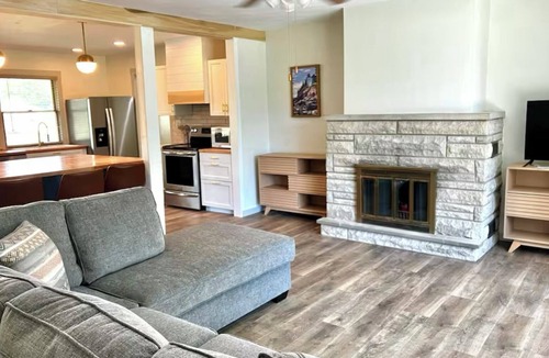 Cory House | Lakehouse “Healing Waters” 3-bed & 2 bath house WiFi & AC in Terre Haute IN