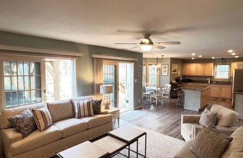Coloma House | LakePath Beach House - XL hot tub, walk to beach