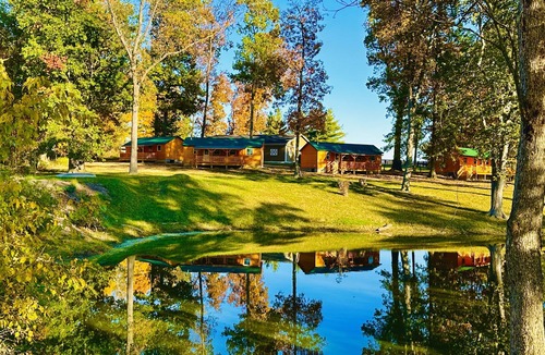 La Grange Cabin | Lakeside 2Bedroom Cabin on a Thoroughbred Racehorse Farm in Louisville Kentucky.