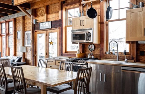 Cascade Cabin | Lakeside Cabin on Private Lake! Perfect for families and couples getaway.