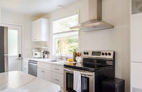 Hartland House | Lakeside Retreat, Cozy 2BD Cottage with Firepit Close to the Lake