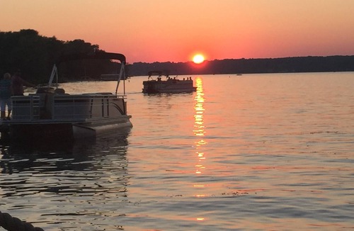 Pewaukee House | Lakeside Retreat - Newly Remodeled 3 Bdrm+ Loft House on Beautiful Pewaukee Lake