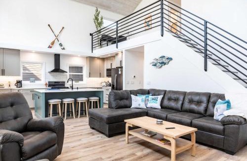 Brooklyn House | Lakeview Retreat, 6BR with Hot Tub Bliss