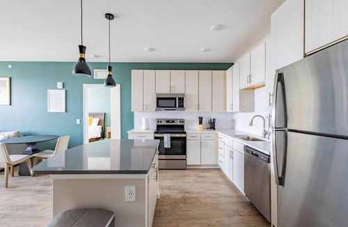 Kenton Apartment | Landing | Stylish 2BD, Yoga Studio, Gym
