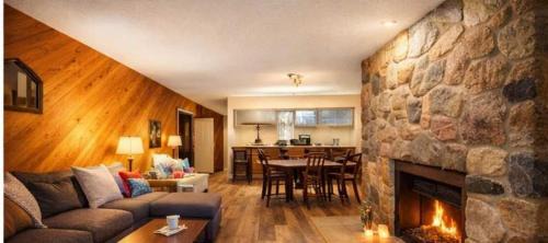 Bellaire House | Large 2 Floor Condo, Pool Pass, Beach Club, walk to Shanty Creek