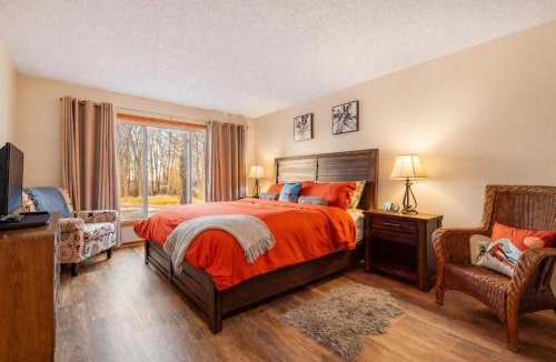 Bellaire House | Large 2 Floor Condo, Pool Pass, Beach Club, walk to Shanty Creek