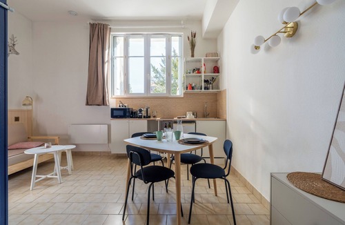 Tours Apartment | Large, bright, quiet studio with private parking in front of entrance - easy access