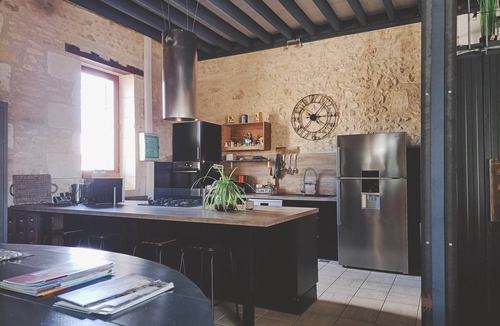 Cisse House | Large indus loft in old wine storehouse, 15 mn from Futuroscope, swimming pool