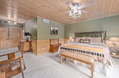 Lawrence Cabin | Large LODGE Sleeps 20 Game Rm HOT TUB Golf nearby Pontoon poker rm
