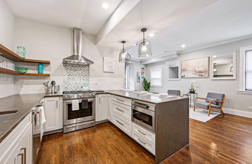Wrigleyville House | LARGE LUX 6BD, 4BA HOME +garage & patio