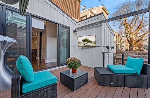 Wrigleyville House | LARGE LUX 6BD, 4BA HOME +garage & patio