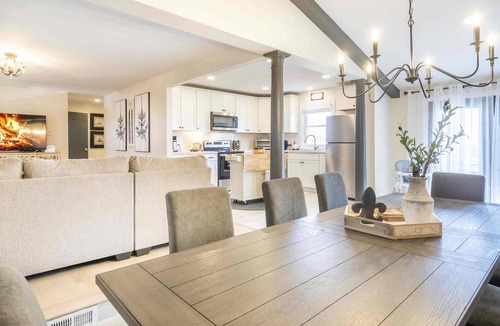 Williamstown House | Le Chandelier: Nestled Amidst Breathtaking Scenery , 5 Miles from the Ark