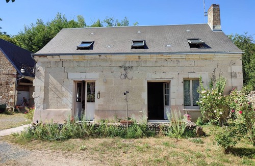 Territoires Vendomois House | Le Relais de la Billette is a village house with an enclosed courtyard and a garden.