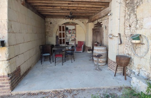 Territoires Vendomois House | Le Relais de la Billette is a village house with an enclosed courtyard and a garden.