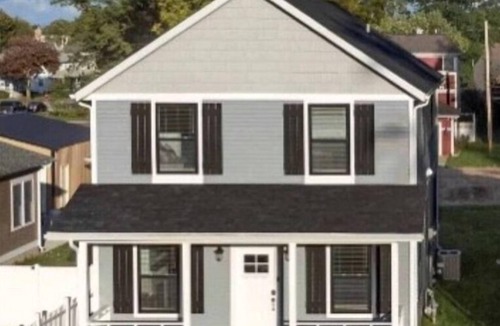 Northeast South Bend House | Legacy II- Walk to Notre Dame. New 6 bedroom 5.5 bathrooms, sleeps up to 14