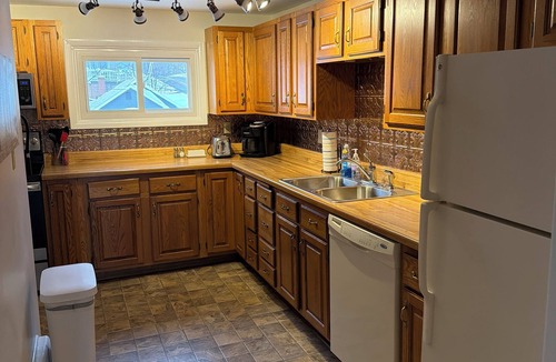 Marquette Apartment | Lincoln Manor, an 1890 Victorian home. 3rd floor apartment has beautiful views.