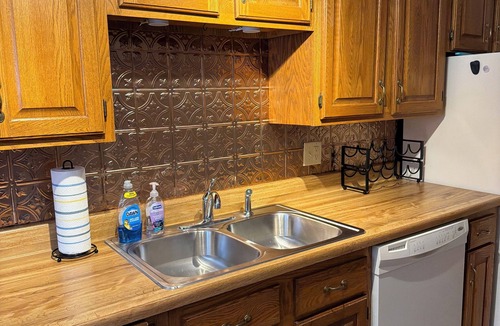 Marquette Apartment | Lincoln Manor, an 1890 Victorian home. 3rd floor apartment has beautiful views.