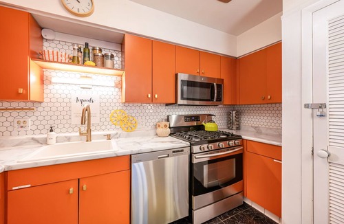 Sheffield and DePaul House | Lincoln Park 3BR Townhome Rooftop King Suite Sleeps 10