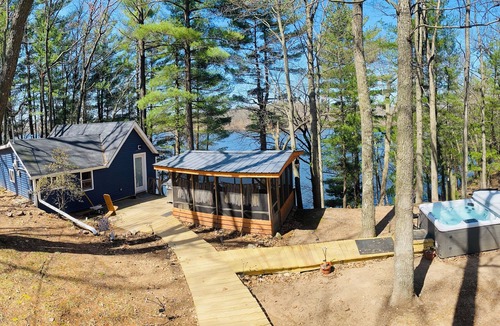 Jim Falls House | Liten Stuga ~ Romantic Getaway ~ Hot Tub with Stunning Lake View ~ Dog Friendly