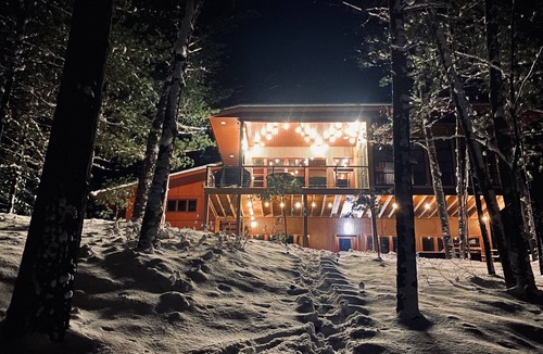 Irons House | Little Lake Escape! Hot tub, pool table, 5 Bedroom Lake Front w/kayaks!