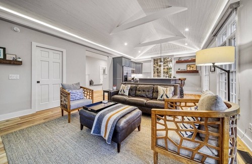 Douglas House | ﻿Little Red is just a short walk to the shops, restaurants & galleries.