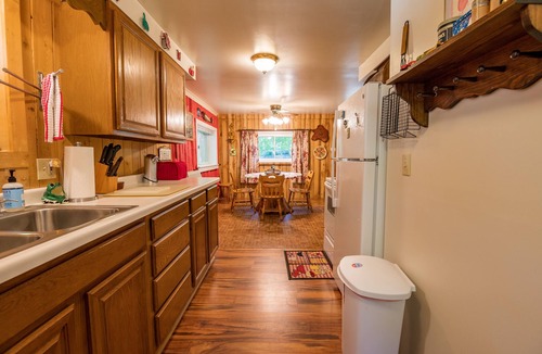 Upper Peninsula Michigan Cabin | Little Red Retreat: Lake Breezes & Cozy Nights – Summer's Calling