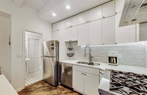 Lincoln Park House | Located in the Heart of Lincoln Park, walking distance to North Ave beach & more