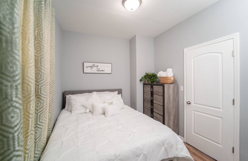 Blue Island Apartment | Lovely 3 Bedroom Apartment… Waiting for You to Make it Home!