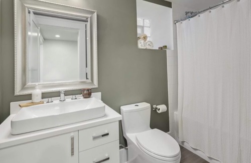 North Center Apartment | Lovely getaway 2BR 2BA Apartment near Wrigley Field