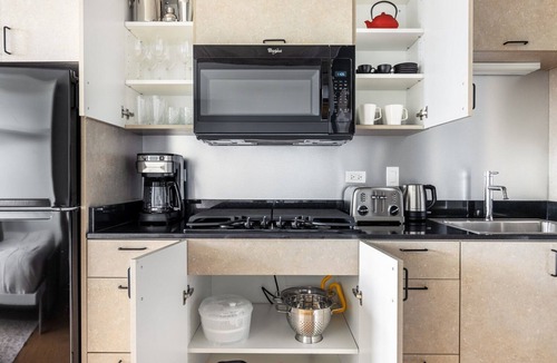 River North Apartment | Lovely Lincoln Park Studio w/W/D, walk to L & New City, by Blueground